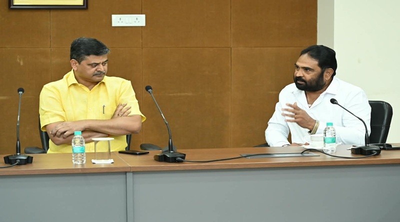 छात्र आंदोलन की आड़ में माहौल बिगाड़ने वालों को चिह्नित कर कार्रवाई करने की मांग को लेकर सत्तापक्ष के लोगों ने मुख्य सचिव से की मुलाकात