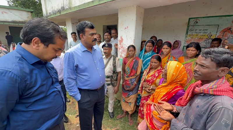मुख्य निर्वाचन पदाधिकारी ने बेलपहाड़ी में पहाड़िया जनजातीय समुदाय के लोगों से की मुलाकात, मतदाता सूची के दावा-आपत्ति में आ रही कठिनाइयों को जाना