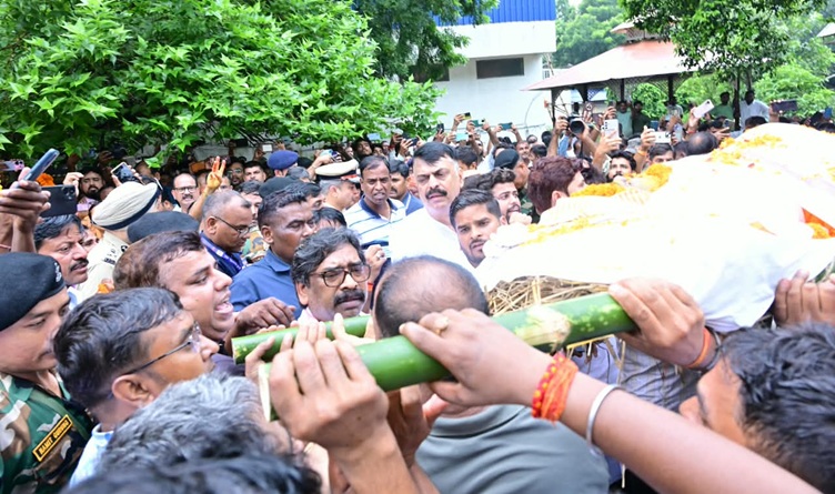 हेमन्त सोरेन ने दिवंगत मंत्री सुदिव्य सोनू को दी भावभीनी श्रद्धांजलि, राजकीय सम्मान के साथ हुए अंतिम संस्कार में पार्थिव शरीर को कंधा देकर श्मशान घाट तक पहुंचे मुख्यमंत्री
