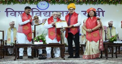 बिना एकेडमिक कौंसिल, बिना सीनेट, बिना सिंडिकेट से पारित कराये और बिना राज्यपाल के हस्ताक्षर के ही, राज्यपाल के ही हाथों रांची विश्वविद्यालय ने दो व्यक्तियों को मानद उपाधि थमा दी