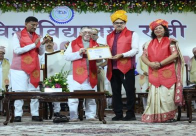 बिना एकेडमिक कौंसिल, बिना सीनेट, बिना सिंडिकेट से पारित कराये और बिना राज्यपाल के हस्ताक्षर के ही, राज्यपाल के ही हाथों रांची विश्वविद्यालय ने दो व्यक्तियों को मानद उपाधि थमा दी