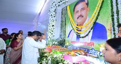मुख्यमंत्री हेमन्त सोरेन पहुंचे गिरिडीह, राज्य के मंत्री रहे स्मृति-शेष स्व० सुदिव्य कुमार सोनू  के श्राद्ध कर्म में सम्मिलित होकर उन्हें दी भावभीनी श्रद्धांजलि