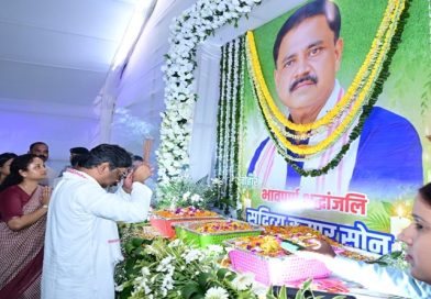 मुख्यमंत्री हेमन्त सोरेन पहुंचे गिरिडीह, राज्य के मंत्री रहे स्मृति-शेष स्व० सुदिव्य कुमार सोनू  के श्राद्ध कर्म में सम्मिलित होकर उन्हें दी भावभीनी श्रद्धांजलि
