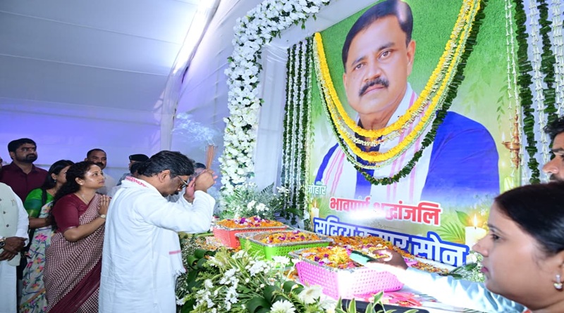 मुख्यमंत्री हेमन्त सोरेन पहुंचे गिरिडीह, राज्य के मंत्री रहे स्मृति-शेष स्व० सुदिव्य कुमार सोनू  के श्राद्ध कर्म में सम्मिलित होकर उन्हें दी भावभीनी श्रद्धांजलि
