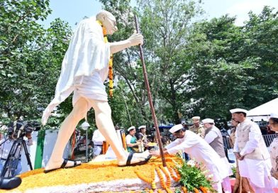 राज्यपाल संतोष कुमार गंगवार एवं मुख्यमंत्री हेमन्त सोरेन ने गांधी जयंती पर रांची मोरहाबादी के बापू वाटिका में स्थित गांधी प्रतिमा पर दी उन्हें भावभीनी श्रद्धांजलि
