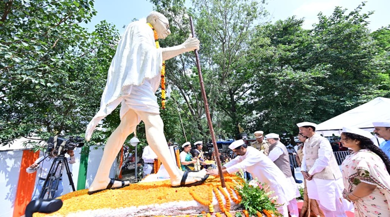 राज्यपाल संतोष कुमार गंगवार एवं मुख्यमंत्री हेमन्त सोरेन ने गांधी जयंती पर रांची मोरहाबादी के बापू वाटिका में स्थित गांधी प्रतिमा पर दी उन्हें भावभीनी श्रद्धांजलि