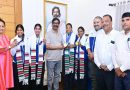 CM हेमन्त सोरेन से एशियन गेम्स में स्वर्ण पदक जीतने वाली भारतीय महिला हॉकी टीम की झारखंडी खिलाड़ियों ने की मुलाकात, इनकी सफलता से गदगद CM ने खिलाड़ियों को खिलाई मिठाई, किया उत्साहवर्द्धन