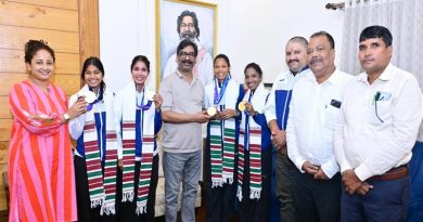 CM हेमन्त सोरेन से एशियन गेम्स में स्वर्ण पदक जीतने वाली भारतीय महिला हॉकी टीम की झारखंडी खिलाड़ियों ने की मुलाकात, इनकी सफलता से गदगद CM ने खिलाड़ियों को खिलाई मिठाई, किया उत्साहवर्द्धन