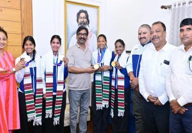 CM हेमन्त सोरेन से एशियन गेम्स में स्वर्ण पदक जीतने वाली भारतीय महिला हॉकी टीम की झारखंडी खिलाड़ियों ने की मुलाकात, इनकी सफलता से गदगद CM ने खिलाड़ियों को खिलाई मिठाई, किया उत्साहवर्द्धन