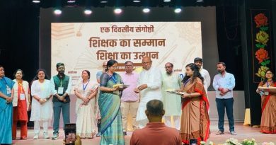 जमशेदपुर में आयोजित शिक्षकों का सम्मान, शिक्षा का उत्थान कार्यक्रम में जुटी भीड़, शिक्षकों का हुआ सम्मान, वक्ताओं ने स्वीकारा झारखंड की शिक्षा व्यवस्था बदहाल, 21% स्कूलों में कंप्यूटर व 60% के पास जमीन तक नहीं