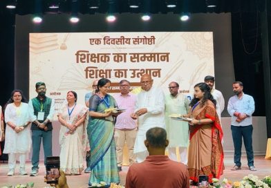 जमशेदपुर में आयोजित शिक्षकों का सम्मान, शिक्षा का उत्थान कार्यक्रम में जुटी भीड़, शिक्षकों का हुआ सम्मान, वक्ताओं ने स्वीकारा झारखंड की शिक्षा व्यवस्था बदहाल, 21% स्कूलों में कंप्यूटर व 60% के पास जमीन तक नहीं