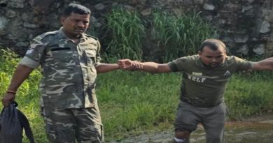 रांची पुलिस ने चेन स्नैचिंग में शामिल कोढ़ा गिरोह के तीन बदमाशों को किया गिरफ्तार, पुलिस मुठभेड़ में एक घायल, इन बदमाशों ने बिहार-झारखंड में की कई वारदातें, चार सोने की चेन और हथियार भी बरामद