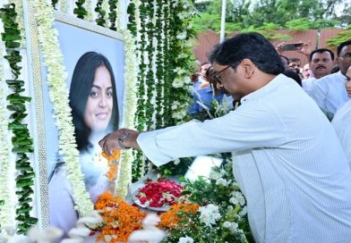 मुख्यमंत्री हेमन्त सोरेन ने मंत्री दीपिका पांडेय सिंह की दिवंगत पुत्री के द्वादशा कार्यक्रम में शामिल होकर तृषा सिंह को दी भावपूर्ण श्रद्धांजलि