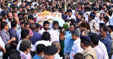 मुख्यमंत्री हेमन्त सोरेन ने अश्रुपूर्ण नेत्रों से दी अपनी पूज्यनीय माता दिवंगत रूपी सोरेन को अंतिम विदाई, शव यात्रा में उमड़ा जनसैलाब, पैतृक गांव नेमरा स्थित श्मशान घाट पर हुआ अंतिम संस्कार