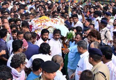 मुख्यमंत्री हेमन्त सोरेन ने अश्रुपूर्ण नेत्रों से दी अपनी पूज्यनीय माता दिवंगत रूपी सोरेन को अंतिम विदाई, शव यात्रा में उमड़ा जनसैलाब, पैतृक गांव नेमरा स्थित श्मशान घाट पर हुआ अंतिम संस्कार