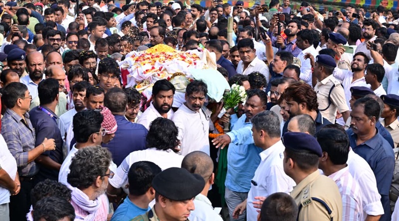मुख्यमंत्री हेमन्त सोरेन ने अश्रुपूर्ण नेत्रों से दी अपनी पूज्यनीय माता दिवंगत रूपी सोरेन को अंतिम विदाई, शव यात्रा में उमड़ा जनसैलाब, पैतृक गांव नेमरा स्थित श्मशान घाट पर हुआ अंतिम संस्कार