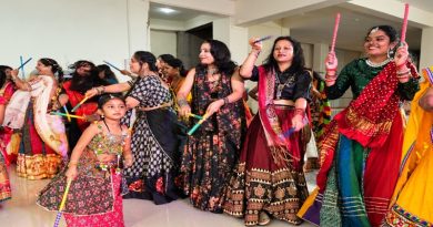 डालटनगंज स्थित प्रीतकला डांस स्टूडियो के डांडिया नाइट में खूब झूमी महिलाएं