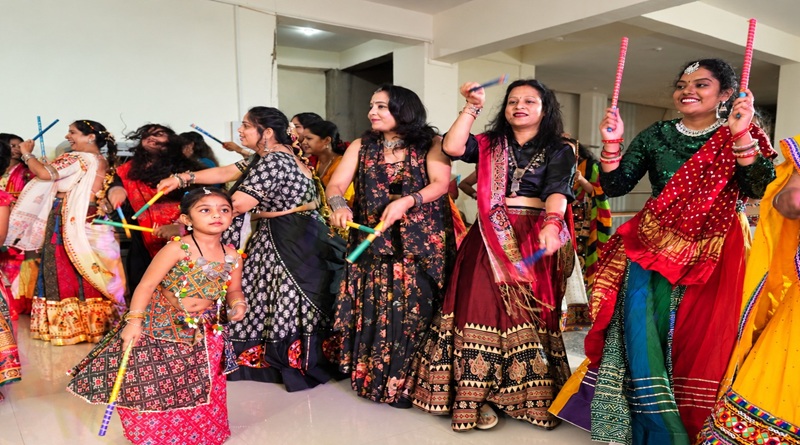 डालटनगंज स्थित प्रीतकला डांस स्टूडियो के डांडिया नाइट में खूब झूमी महिलाएं