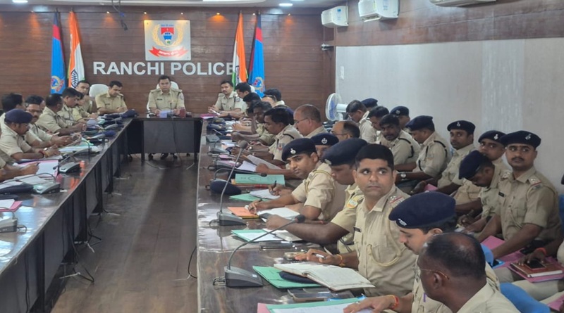दुर्गा पूजा के मद्देनजर विधि-व्यवस्था, सुरक्षा एवं यातायात प्रबंधन को लेकर एसएसपी रांची ने की समीक्षा बैठक, दिये गये आवश्यक दिशा-निर्देश
