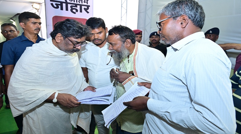 अपनी मां के श्राद्ध कर्म के बीच जनसेवा से जुड़े हैं CM हेमन्त सोरेन, नेमरा से जनहित कार्यों को निबटाने में लगे, लोगों की समस्याओं को सुन ही नहीं रहे, बल्कि अधिकारियों से उन समस्याओं को समाधान भी करा रहे