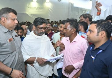 मुख्यमंत्री हेमन्त सोरेन से उनके पैतृक गांव नेमरा (रामगढ़) में कई विभिन्न सामाजिक संगठन के सदस्यों एवं आम जनता ने की मुलाकात, रखी समस्याएं, हुआ समाधान