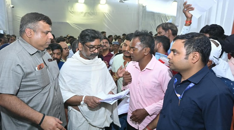 मुख्यमंत्री हेमन्त सोरेन से उनके पैतृक गांव नेमरा (रामगढ़) में कई विभिन्न सामाजिक संगठन के सदस्यों एवं आम जनता ने की मुलाकात, रखी समस्याएं, हुआ समाधान