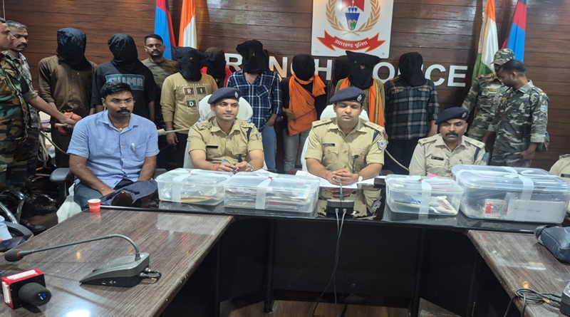 रांची में साइबर ठगी के एक संगठित गिरोह का पर्दाफाशः 10 आरोपी गिरफ्तार, किराये के फ्लैटों से चल रहा था नेटवर्क, 7.98 लाख नकद, 36 मोबाइल, लैपटॉप और बड़ी संख्या में बैंकिंग दस्तावेज बरामद