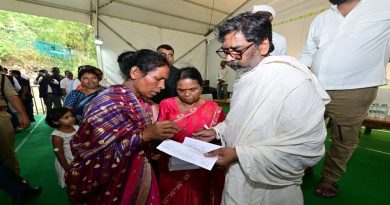 मातृशोक की इस विकट घड़ी में भी नहीं थमा मुख्यमंत्री हेमन्त सोरेन द्वारा जनसेवा का संकल्प, एक-एक कर सुनीं सभी की समस्याएं, त्वरित समाधान के दिए आदेश