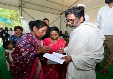 मातृशोक की इस विकट घड़ी में भी नहीं थमा मुख्यमंत्री हेमन्त सोरेन द्वारा जनसेवा का संकल्प, एक-एक कर सुनीं सभी की समस्याएं, त्वरित समाधान के दिए आदेश