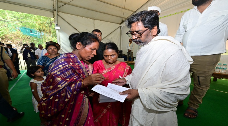 मातृशोक की इस विकट घड़ी में भी नहीं थमा मुख्यमंत्री हेमन्त सोरेन द्वारा जनसेवा का संकल्प, एक-एक कर सुनीं सभी की समस्याएं, त्वरित समाधान के दिए आदेश