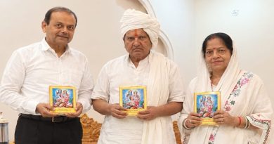 रांची के श्रीराम व हनुमान भक्त अमरनाथ सिंह ने वाराणसी के संकटमोचन हनुमान मंदिर व अयोध्या स्थित हनुमानगढ़ी मंदिर में सौंपी हनुमान चालीसा की प्रतियां
