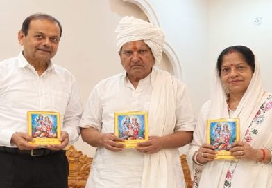 रांची के श्रीराम व हनुमान भक्त अमरनाथ सिंह ने वाराणसी के संकटमोचन हनुमान मंदिर व अयोध्या स्थित हनुमानगढ़ी मंदिर में सौंपी हनुमान चालीसा की प्रतियां