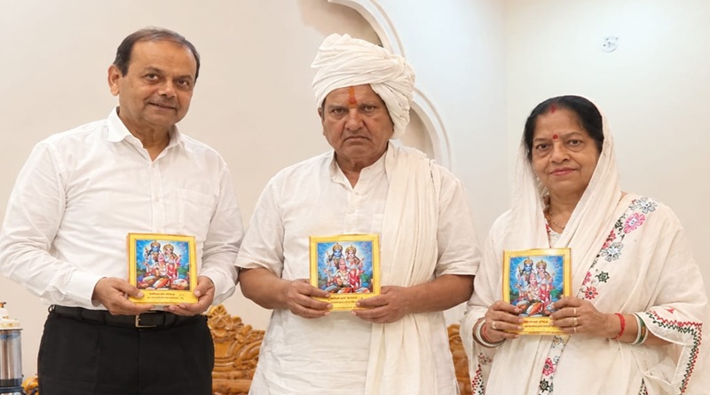 रांची के श्रीराम व हनुमान भक्त अमरनाथ सिंह ने वाराणसी के संकटमोचन हनुमान मंदिर व अयोध्या स्थित हनुमानगढ़ी मंदिर में सौंपी हनुमान चालीसा की प्रतियां